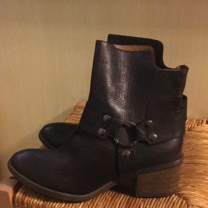 Donald Pliner Western style boots